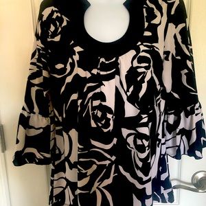3/4 INC Sleeve black and white flows tunic hip length